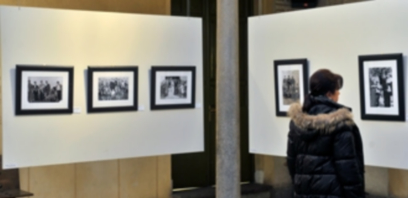 La exposición de fotografías puede visitarse en el patio del Palacio Provincial. / KAMARERO