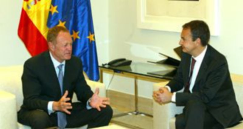 Jean Pierre Laurent (i) conversa con José Luis Rodríguez Zapatero durante su reunión en La Moncloa. / j. lázaro (ical)