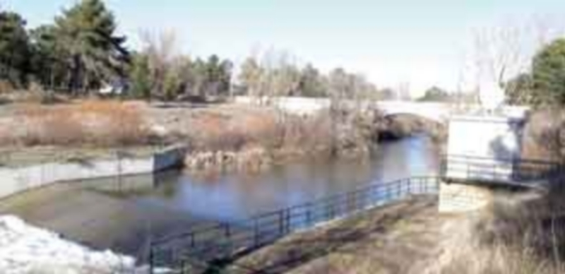 La captación de agua se realiza en una pequeña presa construida en el río Cega