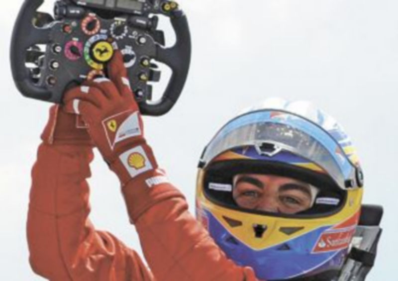 Alonso celebra su triunfo en el trazado británico
