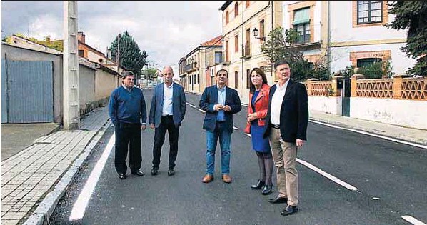 Responsables de la Diputación con la alcaldesa de Cantimpalos, Inés Escudero, en la travesía./ EL ADELANTADO