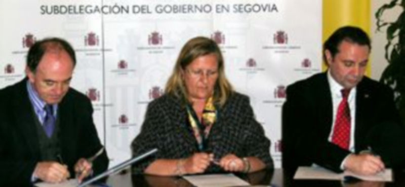 Un momento de la firma de cesión./ EL ADELANTADO