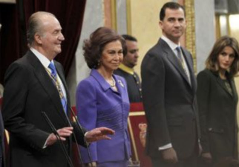 El rey Juan Carlos pide a los diputados y senadores que paren el aplauso con el que recibieron a la familia real a su llegada al Congreso./ EFE