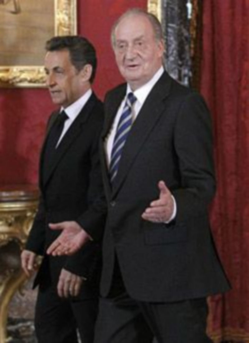 El Rey Juan Carlos ha impuesto el Toison de Oro a Nicolas Sarkozy./ REUTERS