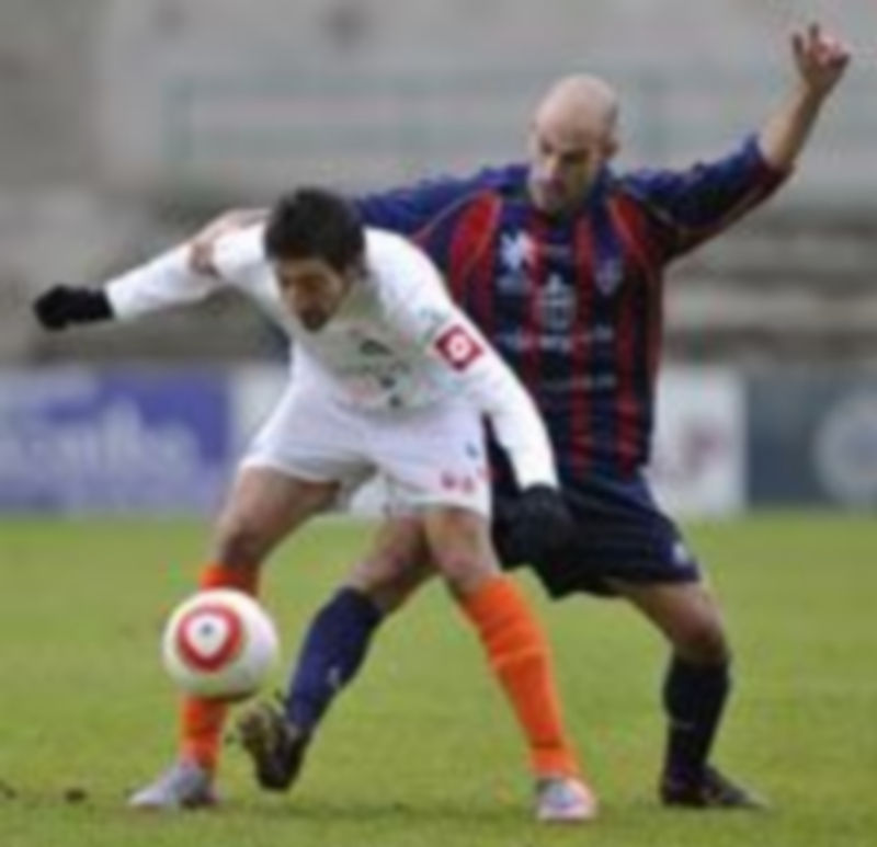 El gimnástico Ricardo le arrebata un balón a un rival durante el partido entre la Segoviana y el Íscar. / Juan Martín