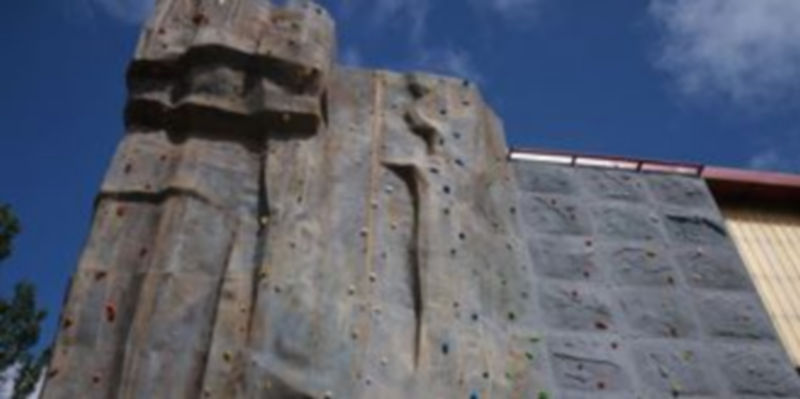 Imagen del rocódromo situado en la Ciudad Deportiva de La Albuera. / El Adelantado