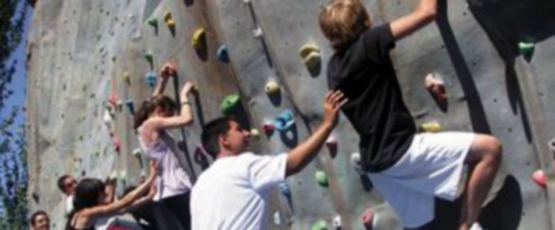 Varios jóvenes escalan bajo la supervisión de un monitor. / El Adelantado