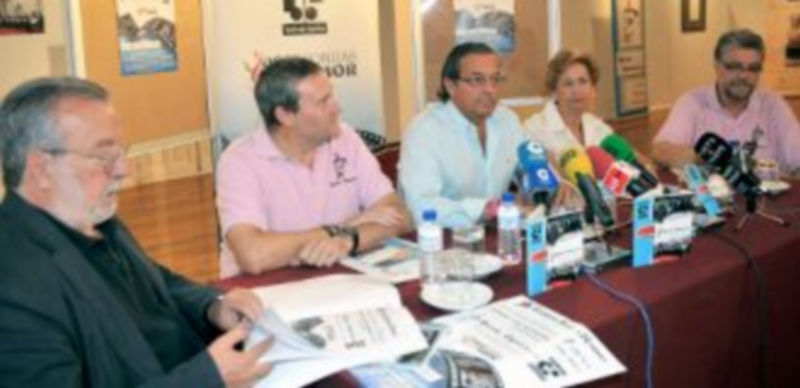 Los asistentes a la rueda de prensa de esta mañana en el teatro Juan Bravo. / KAMARERO