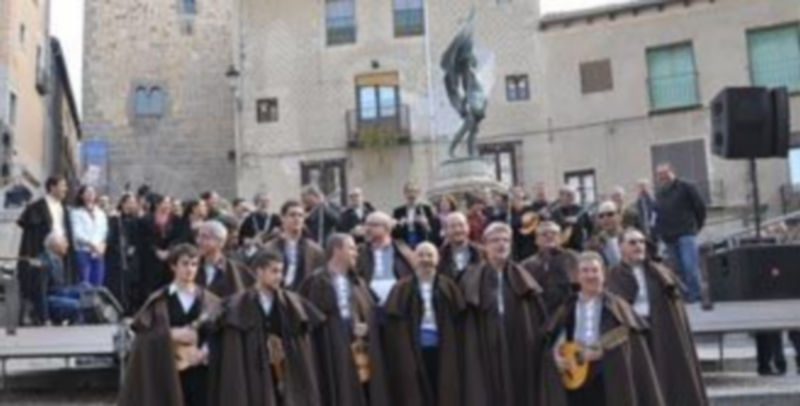 Los miembros de la Ronda posaron con todos los participantes. / JUAN MARTÍN