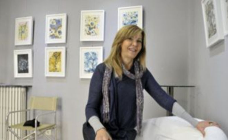 Rosario Naranjo ante su obra. / JUAN MARTÍN