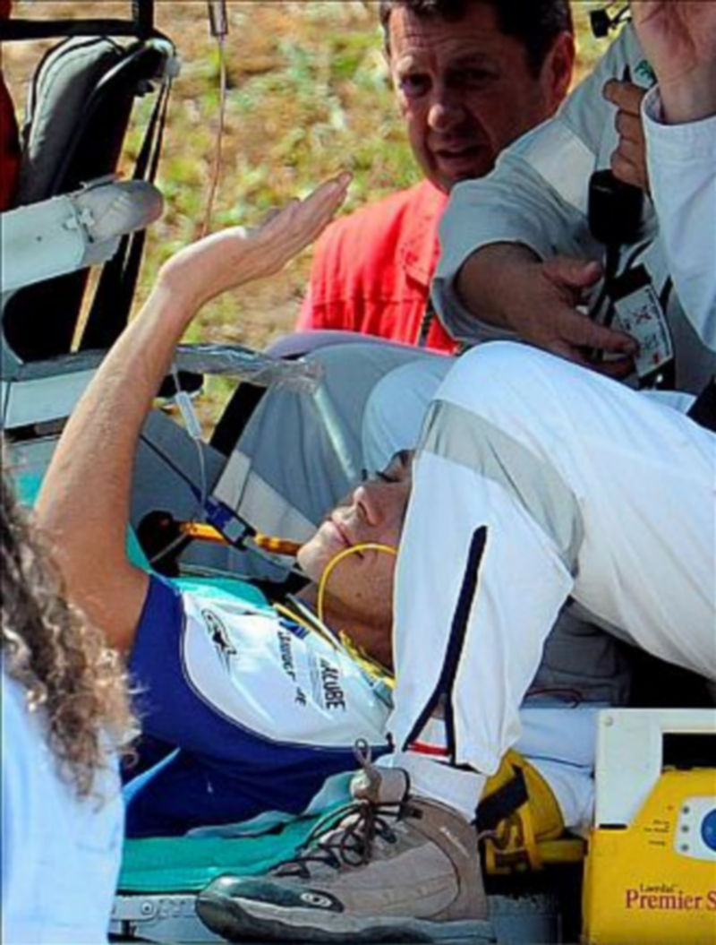 Rossi saluda con un gesto mientras es introducido en la ambulancia./EFE