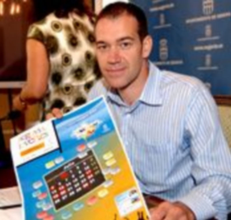 Óscar Alonso muestra el cartel anunciador del Programa Joven. / ALBERTO BENAVENTE