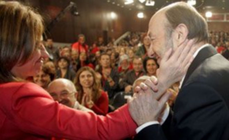 Chacón saluda a Rubalcaba en el transcurso del congreso./ ICAL