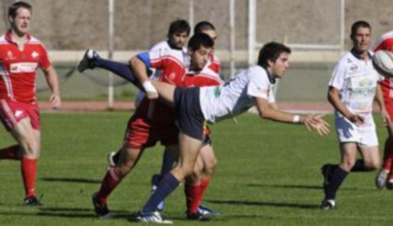 Espectacular placaje de un jugador del Azulejos Tabanera Lobos sobre un componente del Quesos Entrepinares B. / J. Martín