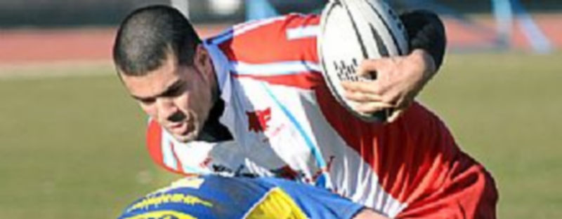 Un jugador del Azulejos Tabanera Lobos es placado por un rival durante un partido anterior. / Alberto Benavente