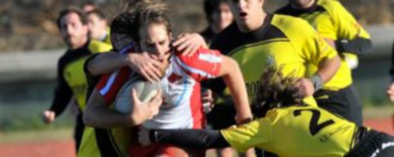 Jugada de un encuentro anterior del Azulejos Tabanera Lobos en las pistas Antonio Prieto de La Albuera. / Kamarero