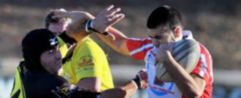 Un jugador del Azulejos Tabanera Lobos impide que un rival se acerque a por el balón. / kamarero