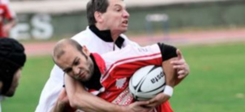 Un rival de Las Moreras realiza un placaje a un jugador del Azulejos Tabanera Lobos. /KAMARERO