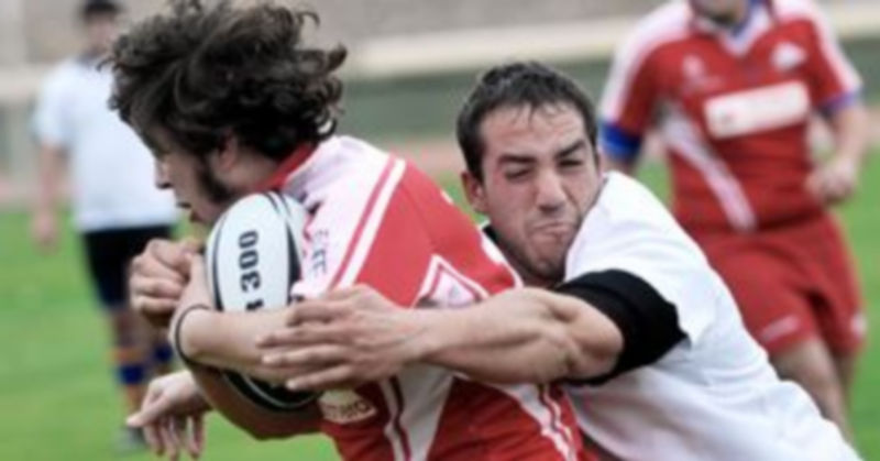 Un jugador del Azulejos Tabanera Lobos avanza agarrando con fuerza el balón