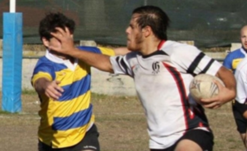 El jugador de banda aparta a un contrario con la mano