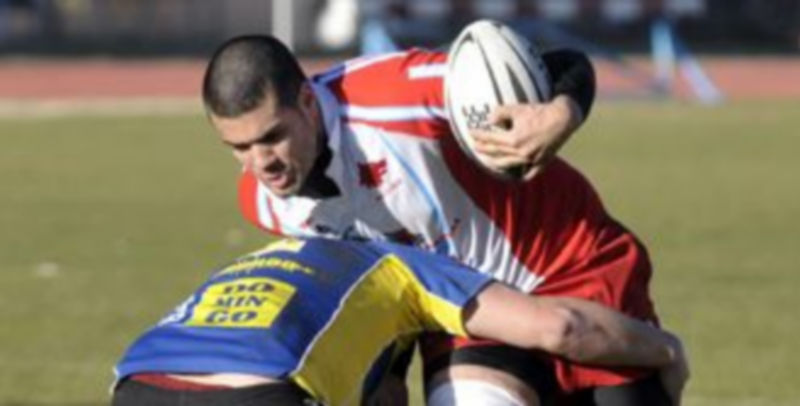 El jugador de los Lobos trata de progresar en un partido anterior. / A. Benavente.