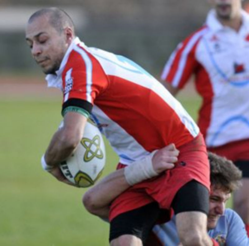 Un jugador segoviano es sujetado por un rival en un partido anterior. /Juan Martín
