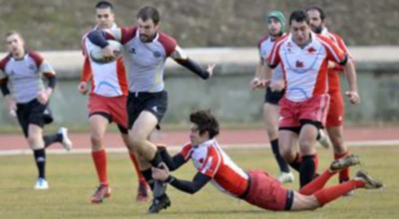 Un jugador del Universidad de Salamanca intenta progresar con el balón