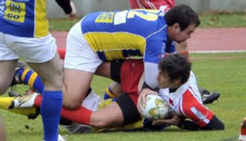 Uno de los jugadores del Azulejos Tabanera Lobos trata de pasarle el balón a un compañero. / Kamarero