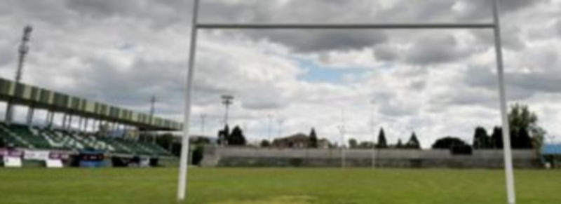 Los palos que delimitan la zona de marca han sustituido a las porterías en el campo de La Albuera./ Kamarero