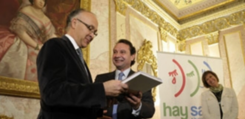 El alcalde entregó al delegado del Gobierno un libro sobre Segovia. / JUAN MARTÍN