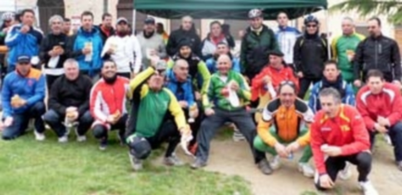Grupo de participantes en una edición anterior de la Ruta del Torto. / L.Matarranz