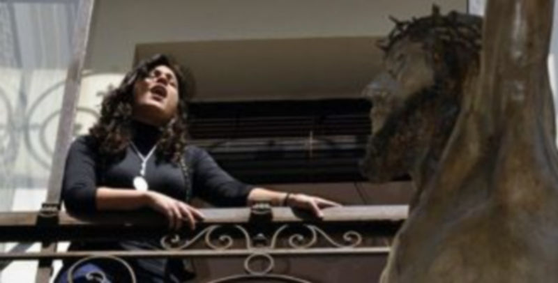 Una mujer entona una saeta