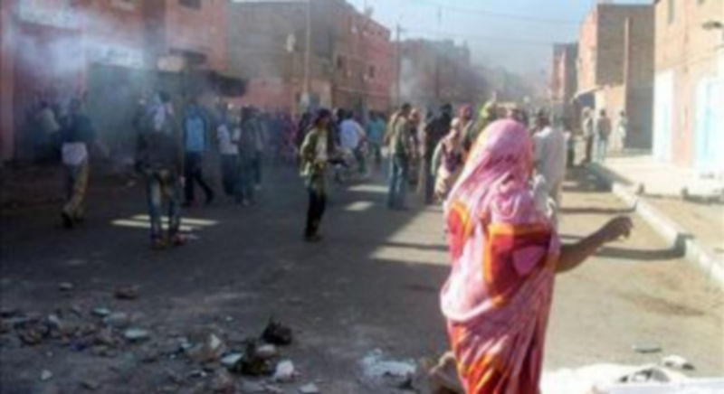 Foto de los disturbios que tuvo lugar en las calles de la ciudad de El Aaiún tras el desmantelamiento por parte de las fuerzas del orden del campamento de protesta saharaui de Gdaim Izik./ EFE