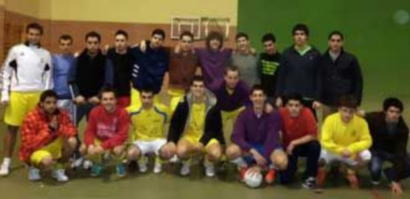 Foto de familia con varios jugadores del Torneo de Navidad de las peñas de los quintos de Cantimpalos. / L. Matarranz