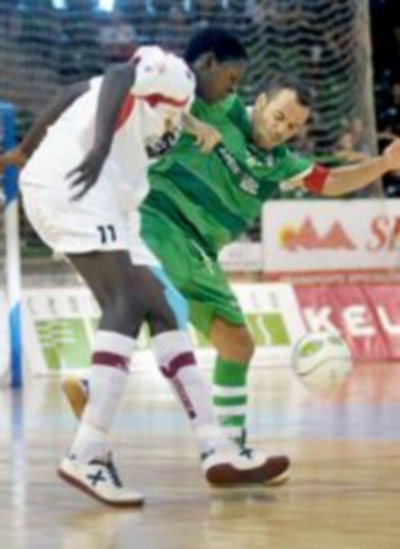 Ángel Bingyoba pasa la pelota durante el pasado encuentro del Segovia FS frente al Antequera. / Juan Martín
