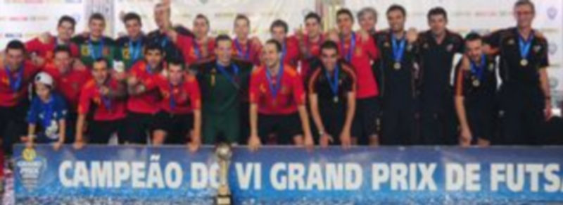 La selección española posa con el trofeo del Grand Prix. / Cristiano Borges/CBFS