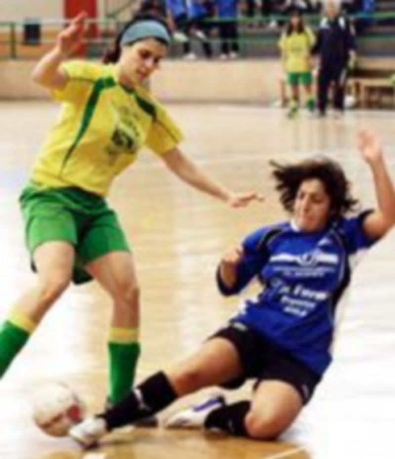 Una jugadora cuellarana sufre la entrada de una rival abulense. /GABRIEL GÓMEZ