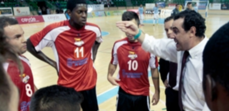 Carlos Sánchez se dirige a sus jugadores en un tiempo muerto durante el partido ante el Uruguay. / Lara Mazagatos