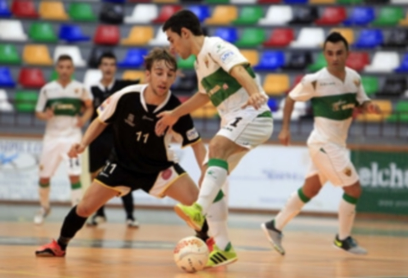 Alvarito defiende a un jugador del Elche en un lance del encuentro. / Sergio Fernández-Información