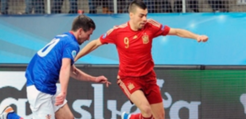 Dos jugadas del encuentro de ayer entre España y Croacia. / UEFA