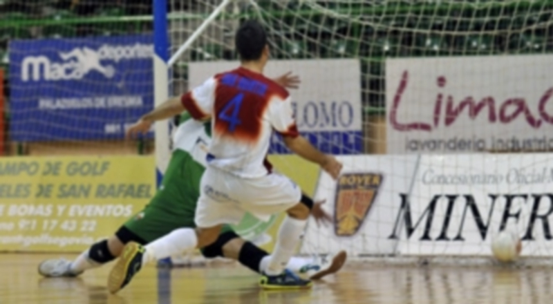 De esta forma consiguió Iván Quintín el tercer gol del Segovia Futsal a un minuto de concluir la primera parte del encuentro que le enfrentó al Elche. / Juan Martín