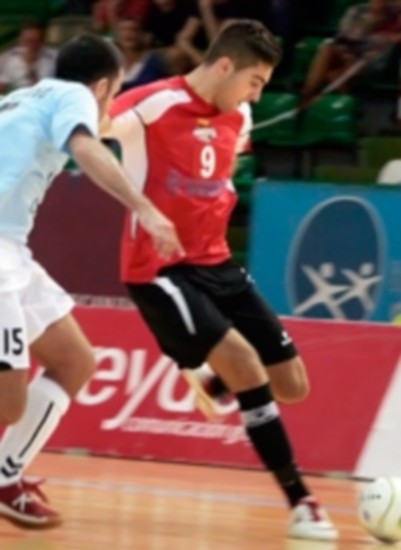 Jorge Jimeno. a punto de rematar a portería en un momento del partido jugado ante el Uruguay en Segovia. / Lara Mazagatos