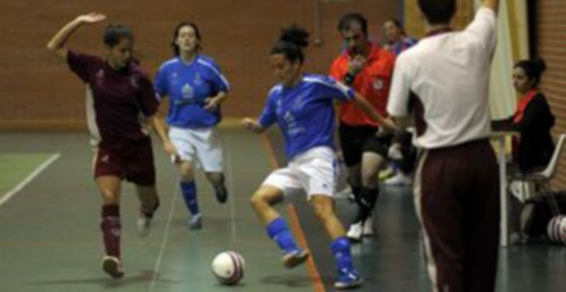 Jugada del partido entre el Unami Caja Segovia y el Universidad de Salamanca. / Kamarero