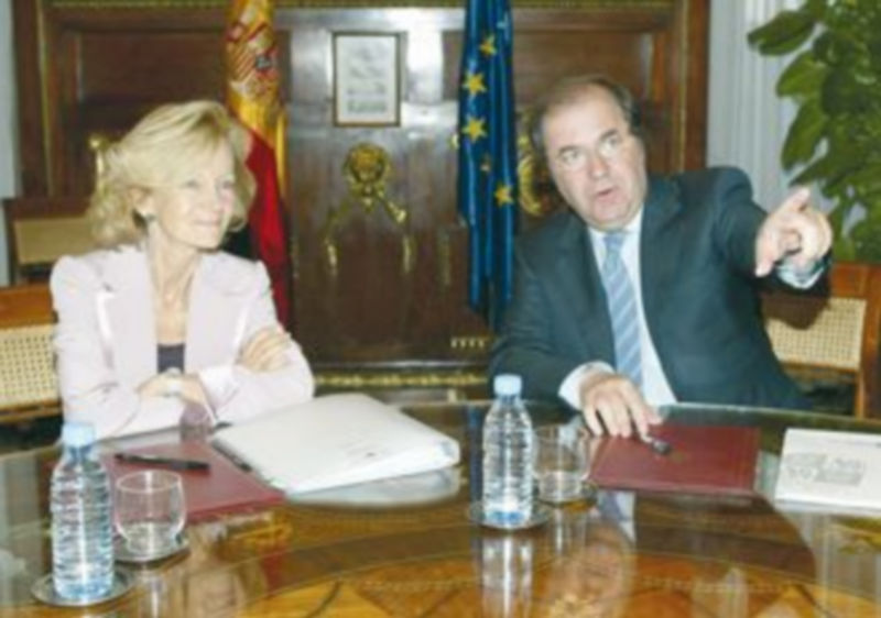 Juan Vicente Herrera y Elena Salgado se reunieron ayer en la capital de España. / ICAL