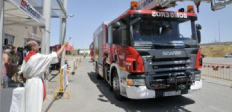 Entre los vehículos bendecidos se encontraba este camión de bomberos. / ALBERTO BENAVENTE