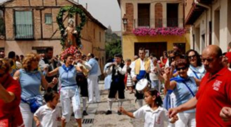 Todos guapos para ver al Santo 1 Imagen de la procesión de esta mañana / Alberto Benavente