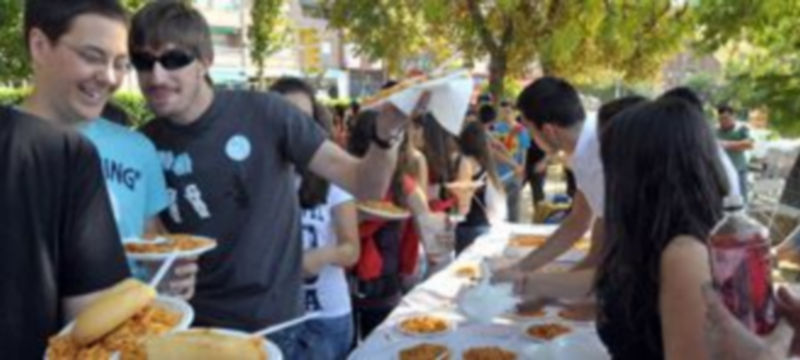 Los jóvenes de San Lorenzo se reunieron para degustar unos macarrones. / JUAN MARTÍN