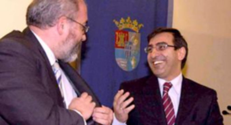 José Luis Sanz Merino (dcha.) junto al delegado territorial de la Junta en Segovia