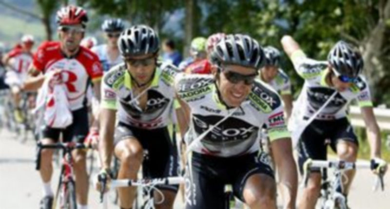 Carlos Sastre del GEOX se avitualla durante la decimoctava etapa