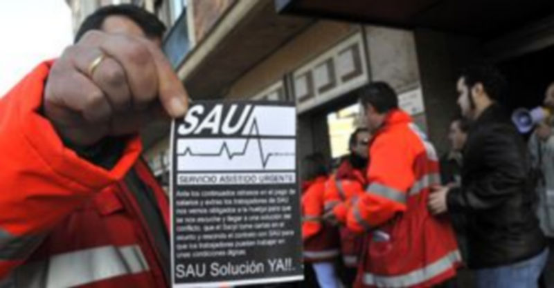 Un trabajador muestra un panfleto con sus reivindicaciones